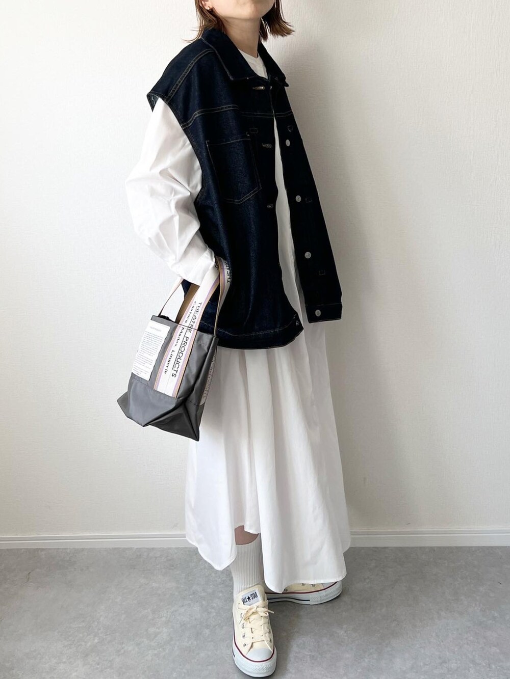 「デニムベスト、シャツワンピース、ワンピース、シャツスタイル、春服、春コーデ、シンプルコーデ、大人カジュアル、カジュアルコーデ、春こーで、コンバース、カジュアル、シアタープロダクツ(THEATRE PRODUCTS)、ベスト、ママコーデ」｜「BONLECILLのオーバーデニムベスト（デニムジャケット、ブルー系）」を使った、𝚔𝚘さん（レディース・160cm）の春コーディネートの2枚目の写真