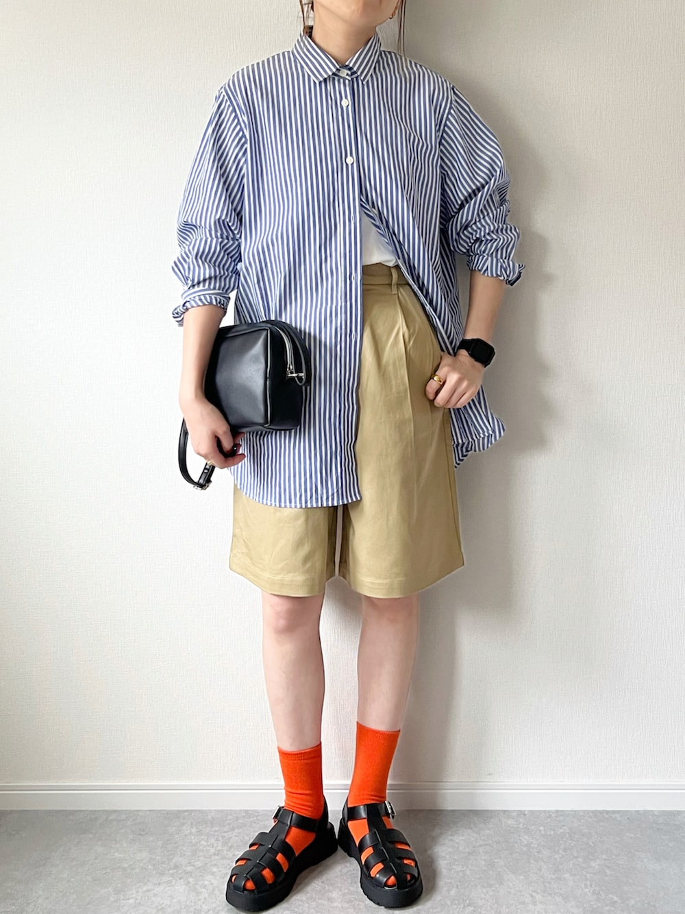 「forksy、チノパン、チノショートパンツ、ショートパンツ、カジュアル、ストライプ、ストライプシャツ、カラーソックス、サンダルに靴下、カラーコーデ、オトナカジュアル、グルカサンダル、プチプラ、シャツ、シャツスタイル」｜「forksy.の【forksy.】チノ2タックセンタープレスショートパンツ（チノパンツ、ベージュ系）」を使った、𝚔𝚘さん（レディース・160cm）の春コーディネートの2枚目の写真