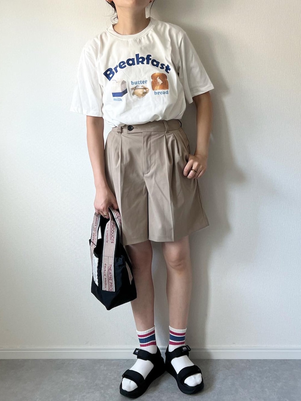 「シンプル、夏服、オトナカジュアル、カジュアルコーデ、ハーフパンツ、Tシャツ、大人カジュアル、カジュアル、夏コーデ、楽ちんコーデ、プチプラ、プチプラコーデ、スポーツサンダル、スポサン、サンダルに靴下」｜「KACCH.のアイテム（Tシャツ/カットソー、ホワイト系）」を使った、𝚔𝚘さん（レディース・160cm）の夏コーディネートの2枚目の写真