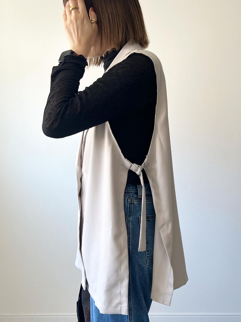 「秋服準備始めました、classicalelf、ベスト、シアートップス、ジーンズ、UNIQLO、UNIQLOデニム、大人カジュアル、カジュアルコーデ、秋コーデ、大人コーデ、プチプラ、プチプラコーデ、大人ファッション、ママコーデ」｜「classicalelfのスタイリッシュの新顔。サイドベルトオーバージレベスト（ベスト、ベージュ系）」を使った、𝚔𝚘さん（レディース・160cm）の秋コーディネートの3枚目の写真