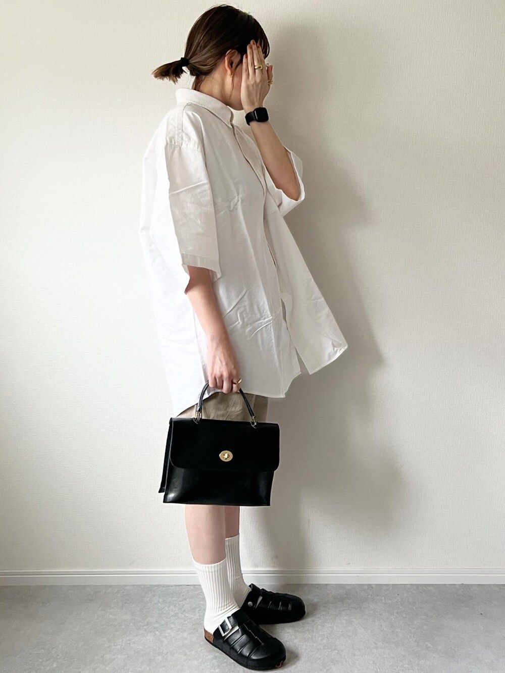 「夏コーデ、シャツスタイル、シャツ、オックスフォードシャツ、GU、ユニクロ、UNIQLO、チノパン、ショートパンツ、サンダルに靴下、オーバーサイズ、大人カジュアル、夏、カジュアルコーデ、シンプルコーデ」｜「GUのアイテム（シャツ/ブラウス、ホワイト系）」を使った、𝚔𝚘さん（レディース・160cm）の春コーディネートの2枚目の写真