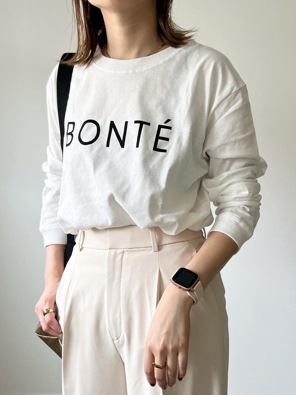 「ootd、ロゴT、ロゴロンT、ロンT、大人カジュアル、ユニクロ、タックパンツ、ホワイト、ホワイトコーデ、カジュアルコーデ、WEGO、プチプラ、プチプラコーデ、シンプルコーデ、outfit」｜「WEGOのWEGO/【WEB限定】クルーネックプリントロンT（Tシャツ/カットソー、その他）」を使った、𝚔𝚘さん（レディース・160cm）の夏コーディネートの3枚目の写真