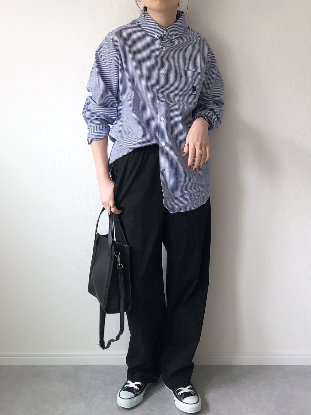 「チャコクローゼット、ユーエスポロアッスン、uspoloassn、chacocloset、はじめましてコーデ、ストライプ、ストライプシャツ、肩掛けカーデ、コンバース、オトナカジュアル、シャツスタイル、UNIQLO、ユニクロ、プチプラ、プチプラコーデ」｜「U.S. POLO ASSN.のU.S. POLO ASSN./ユーエスポロアッスン 別注 ワンポイント刺繍 ワッフルリングスナップカーディガン（カーディガン/ボレロ、レッド系）」を使った、𝚔𝚘さん（レディース・160cm）の春コーディネートの2枚目の写真