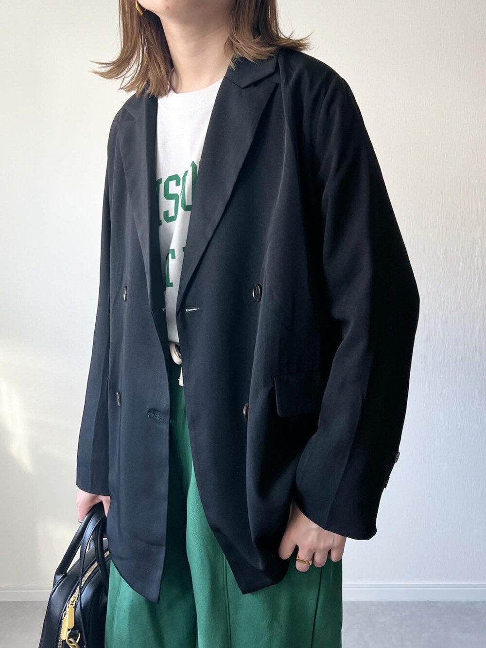 「秋ルック紹介するよ、ジャケット、秋服コーデ、スウェット、スウェットパンツ、ロゴT、コンバース、ミニボストン、大人カジュアル、カジュアルコーデ、シンプルスタイル、ママコーデ、プチプラ、プチプラコーデ、オトナカジュアル」｜「CLEARIMPRESSION の【セットアップ対応】ダブルブレストオーバージャケット（テーラードジャケット、ブラック系）」を使った、𝚔𝚘さん（レディース・160cm）の秋コーディネートの4枚目の写真