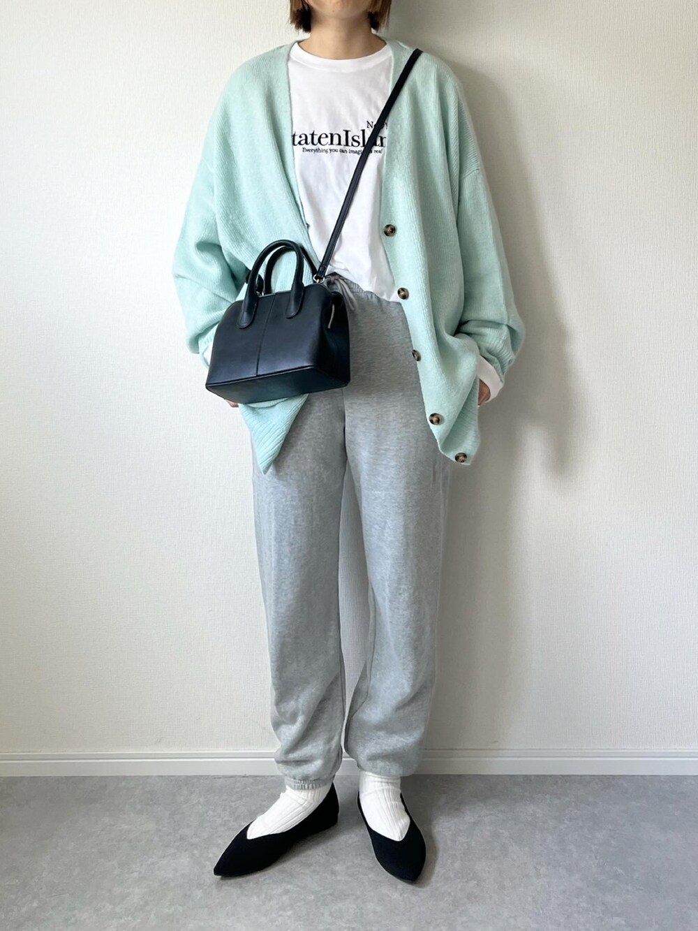 「パンツスタイル、春、スウェット、スウェットパンツ、カーディガン、サックスブルー、フラットシューズ、ニットキャップ、ニット帽、大人カジュアル、カジュアルコーデ、シンプルコーデ、ootd、シンプル、UNIQLO」｜「ANGIEのフロントロゴ刺繍ロンT（Tシャツ/カットソー、ホワイト系）」を使った、𝚔𝚘さん（レディース・160cm）の冬コーディネートの3枚目の写真