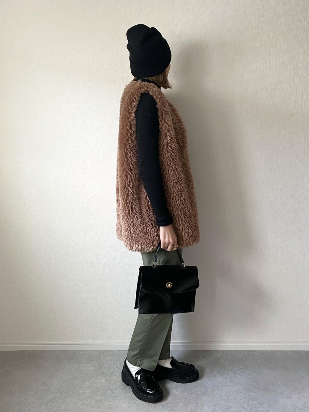 「ファッションを楽しもう、ベイカーパンツ、パンツスタイル、カーキパンツ、ニット帽、ファーベスト、ローファー、大人カジュアル、カジュアルコーデ、ユニクロ、GU、カジュアル、大人女子、ママコーデ、ベスト」｜「ANGIEのハイウエストセンタープレスベイカーパンツ（チノパンツ、グリーン系）」を使った、𝚔𝚘さん（レディース・160cm）の秋コーディネートの2枚目の写真