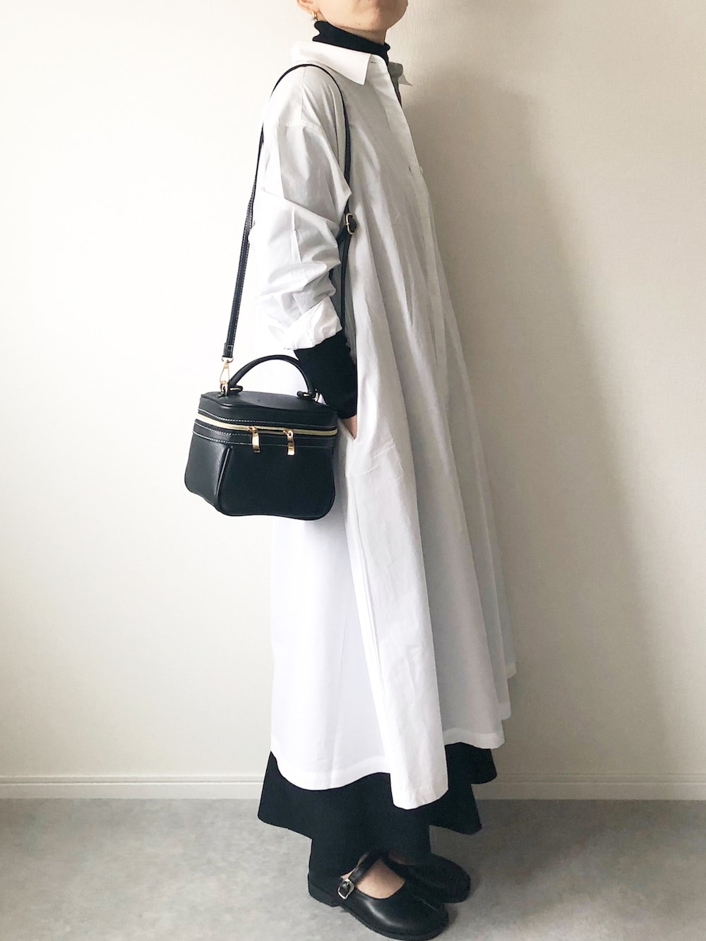 「ワンピース、シャツワンピ、シャツワンピース、ユニクロ、UNIQLO、しまむら、マーメイドスカート、足袋バレエ、バニティバッグ、モノトーン、モノトーンコーデ、Aライン、大人カジュアル、プチプラ、カジュアル」｜「しまむらのアイテム（バッグ、ブラック系）」を使った、𝚔𝚘さん（レディース・160cm）の冬コーディネートの2枚目の写真
