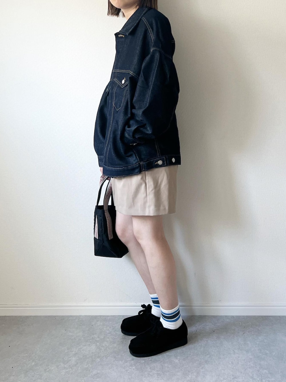 「秋服まるっと大公開、BONLECILL、デニムジャケット、Gジャン、ハーフパンツ、モカシン、GUコーデ、プチプラ、秋、秋コーデ、大人カジュアル、カジュアル、靴下、カジュアルコーデ、ootd」｜「BONLECILLのボリュームスリーブ オーバーデニムジャケット（デニムジャケット、ブルー系）」を使った、𝚔𝚘さん（レディース・160cm）の秋コーディネートの4枚目の写真