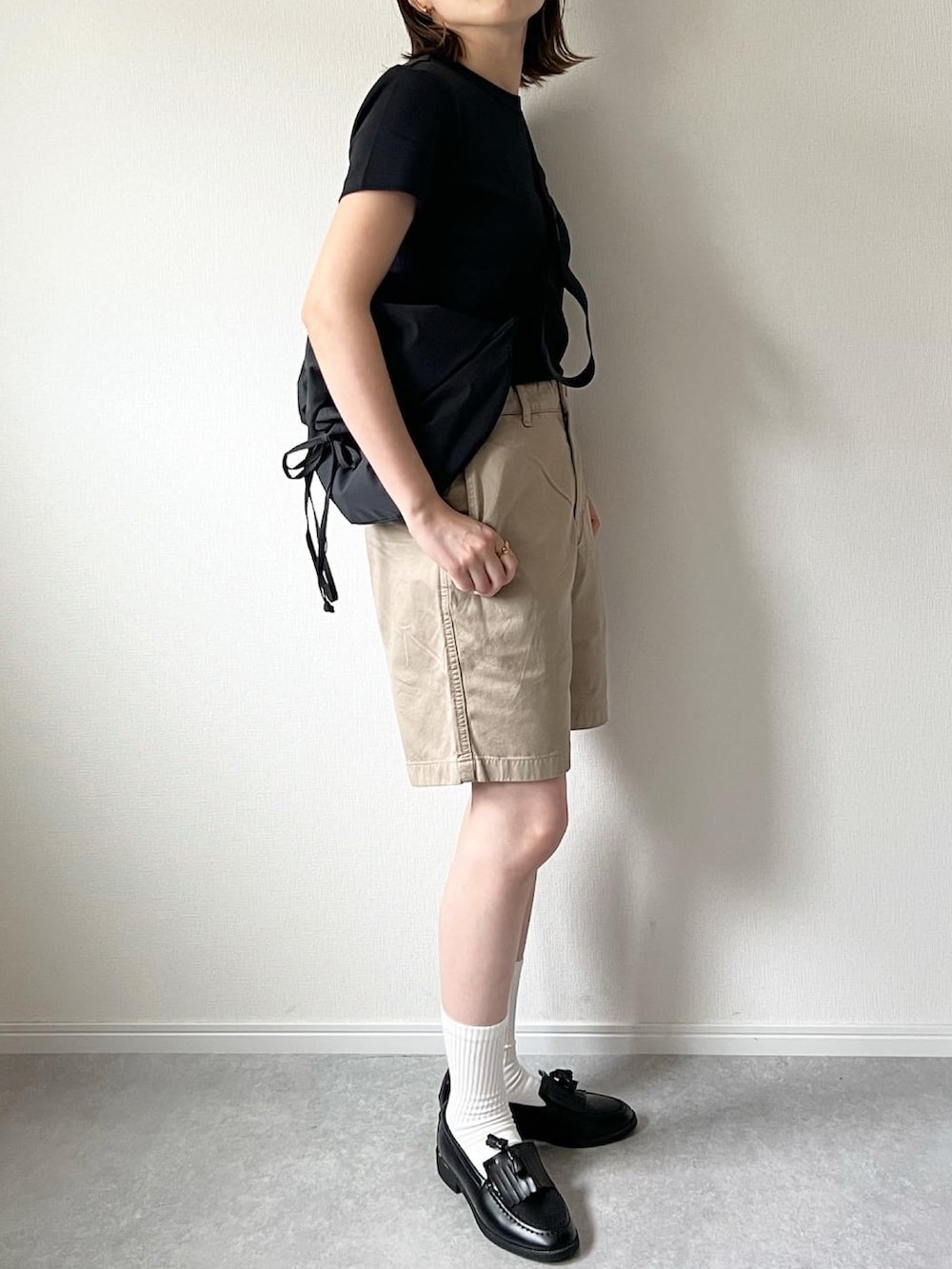 「探検隊、チノパン、ショートパンツ、短パン、ローファー、Tシャツ、大人カジュアル、カジュアルコーデ、ユニクロ、ユニクロコーデ、UNIQLO、夏コーデ、シンプルコーデ、大人女子、ママコーデ」｜「UNIQLOのアイテム（Tシャツ/カットソー、ブラック系）」を使った、𝚔𝚘さん（レディース・160cm）の春コーディネートの2枚目の写真