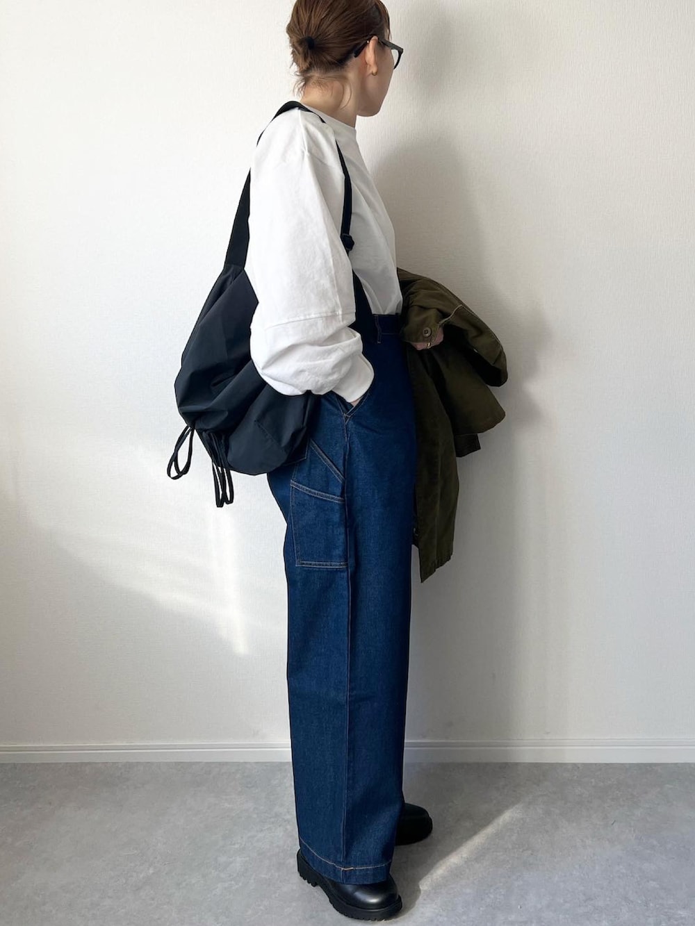 「ペインターパンツ、ワークパンツ、ミリタリー、ミリタリージャケット、大人カジュアル、カジュアルコーデ、シンプルコーデ、プチプラ、ママコーデ、デニム、モノマート、春、春コーデ、カーキ、春服」｜「brown and streetのアイテム（ミリタリージャケット、グリーン系）」を使った、𝚔𝚘さん（レディース・160cm）の冬コーディネートの2枚目の写真