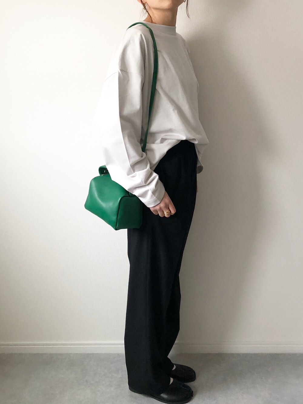 「チョコ色に染まれ、ロンT、シンプルコーデ、RUUBON、ルーボン、ファーベスト、白Tシャツ、UNIQLO、ユニクロ、プチプラ、グリーン、プチプラコーデ、カジュアル、ママコーデ、足袋シューズ」｜「RUUBONの【RUUBON】rustic long sleeve Tee / ラスティック ロングスリーブTシャツ（Tシャツ/カットソー、ホワイト系）」を使った、𝚔𝚘さん（レディース・160cm）の冬コーディネートの4枚目の写真