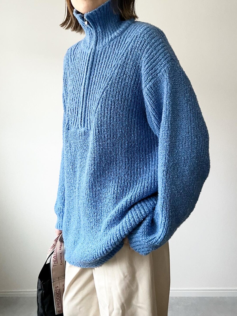 「大人カジュアル、シンプルコーデ、カジュアル、ハーフジップ、ブルー、ブルーコーデ、UNIQLO、コンバース、シアタープロダクツ(THEATRE PRODUCTS)、カジュアルコーデ、ブルーニット、ママコーデ、converse、ホワイトパンツ、白パンツ」｜「BROWN THEATRE PRODUCTSのハーフジップニット（ニット/セーター、ブルー系）」を使った、𝚔𝚘さん（レディース・160cm）の冬コーディネートの4枚目の写真