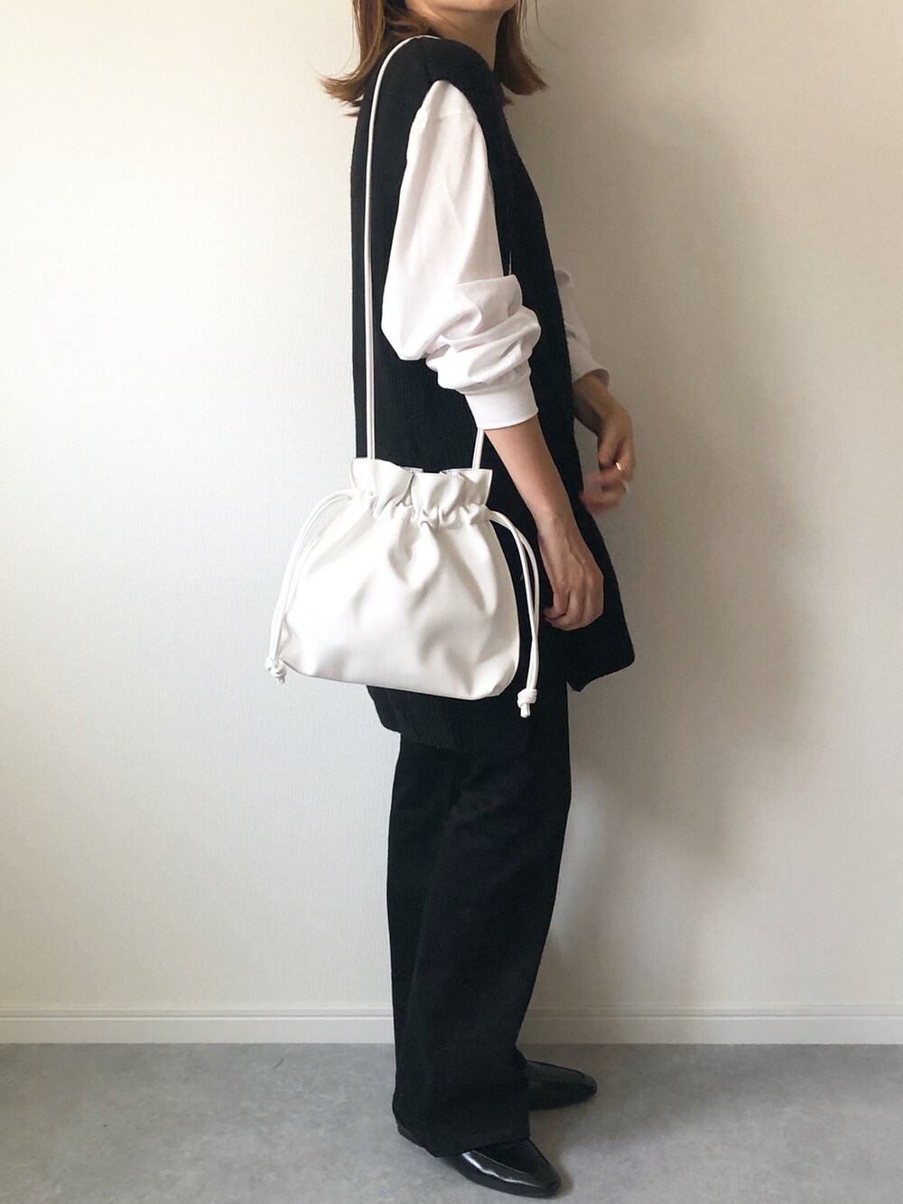 「ニット、H&M、モノトーン、大人カジュアル、GU、メンズライク、ニットベスト、プチプラ、オペラシューズ、フレアパンツ、シンプルコーデ、プチプラコーデ、モノトーンコーデ、ママコーデ、フレアデニム」｜「H&Mのアイテム（ベスト、ブラック系）」を使った、𝚔𝚘さん（レディース・160cm）の秋コーディネートの3枚目の写真