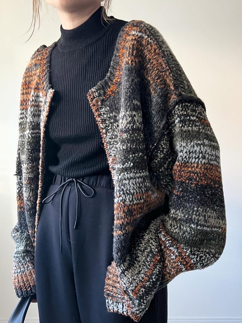 「WEARハロウィン2022、グラデーション、カーディガン、チャオパニック、ユニクロ、UNIQLO、スウェット、スウェットパンツ、リブニット、カジュアル、大人カジュアル、ワンハンドルバッグ、秋服、秋冬コーデ、プチプラ」｜「CIAOPANICの2wayミックスニットカーデ/グラデーション（カーディガン/ボレロ、グリーン系）」を使った、𝚔𝚘さん（レディース・160cm）の秋コーディネートの2枚目の写真
