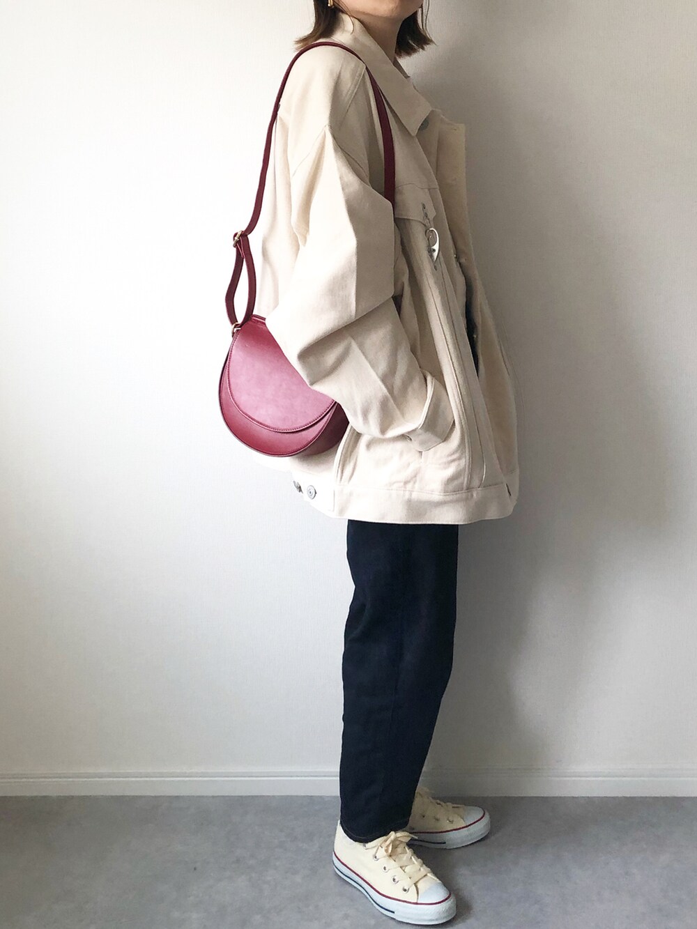 「FIG&VIPER、春コーデ、ジャケット、ビッグシルエット、ボーダー、デニム、コンバース、GU、プチプラ、カジュアルコーデ、大人カジュアル、プチプラコーデ、シンプル、春アウター、赤」｜「FIG&VIPERのバックル付きBIG JK（その他アウター、ホワイト系）」を使った、𝚔𝚘さん（レディース・160cm）の春コーディネートの3枚目の写真