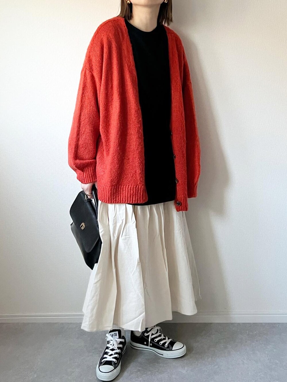 「春服デビュー宣言、カーディガン、春コーデ、ティアードスカート、スカート、GU、プチプラ、ハンドバッグ、オトナカジュアル、春服、ゆるコーデ、プチプラコーデ、スカートスタイル、ロングコート、フレアスカート」｜「GUのアイテム（Tシャツ/カットソー、ブラック系）」を使った、𝚔𝚘さん（レディース・160cm）の春コーディネートの2枚目の写真