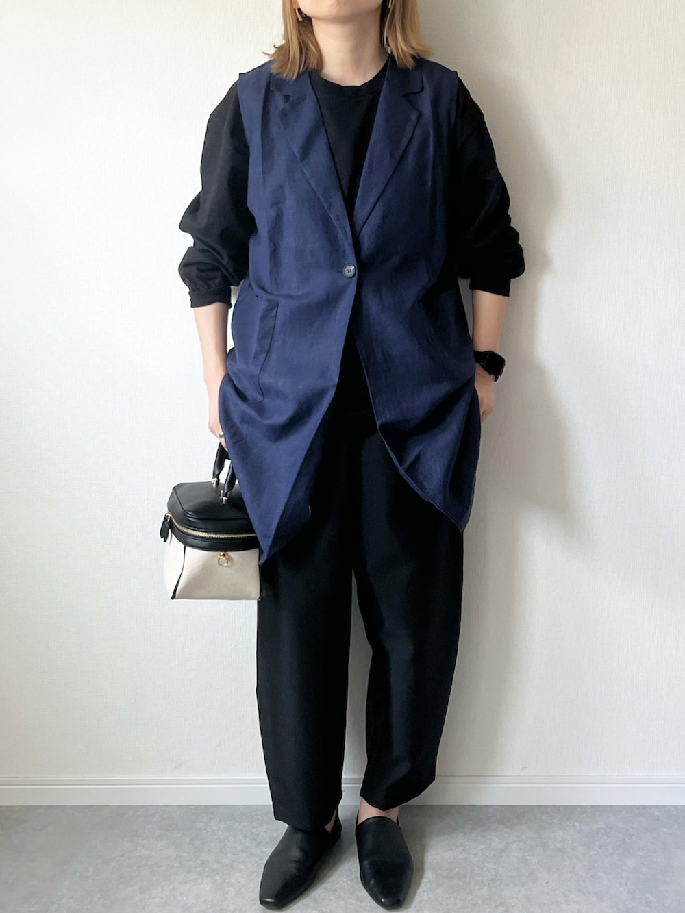 「ジレ、ベスト、ロングジレ、ノースリーブジャケット、GU、ハンサムコーデ、バルーンパンツ、フラットシューズ、シンプルコーデ、プチプラ、ママコーデ、大人カジュアル、カジュアルコーデ、秋コーデ、秋先取りコーデ」｜「KACCH.のアイテム（ベスト、ブルー系）」を使った、𝚔𝚘さん（レディース・160cm）の秋コーディネートの3枚目の写真