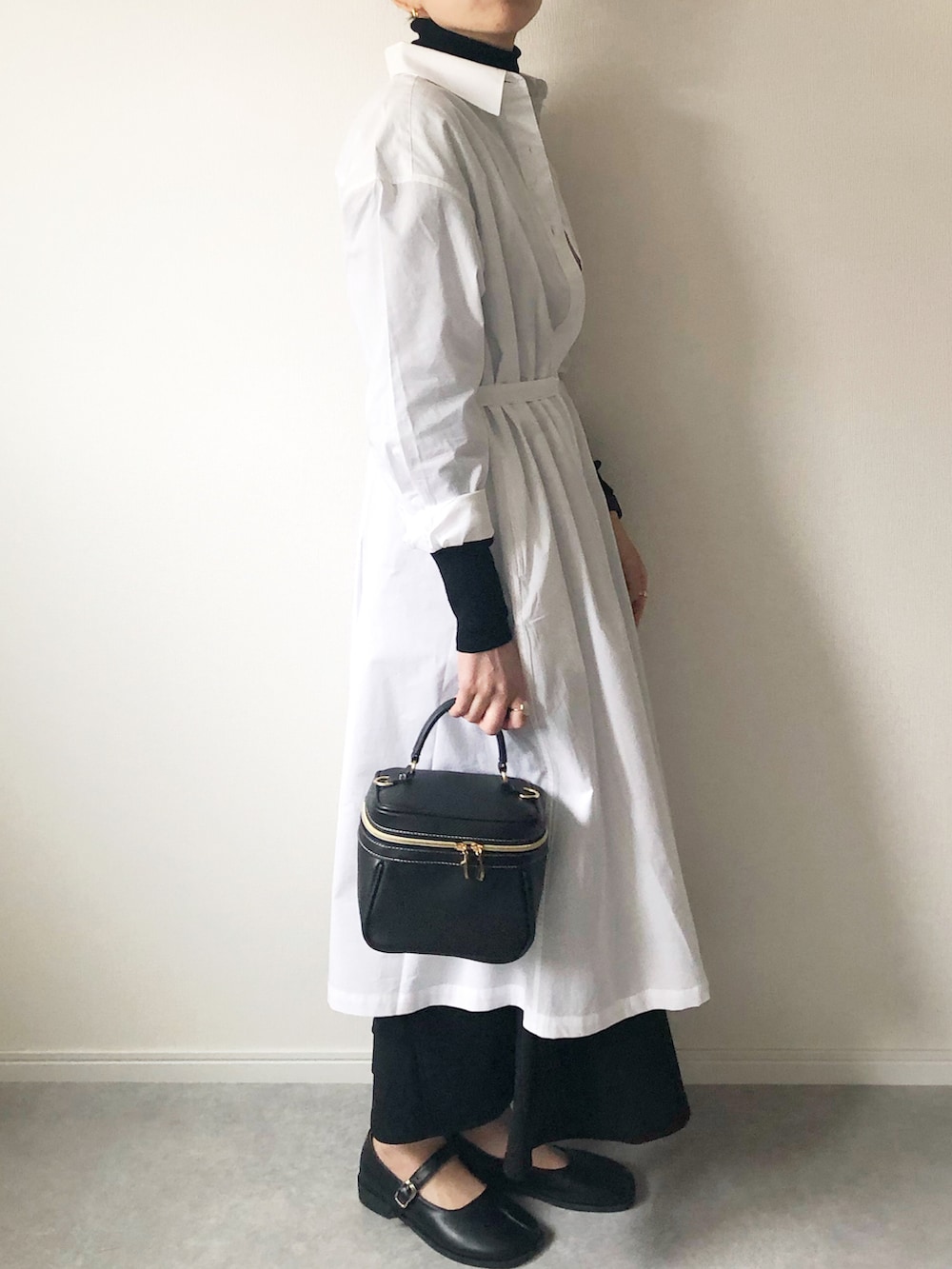 「ワンピース、シャツワンピ、シャツワンピース、ユニクロ、UNIQLO、しまむら、マーメイドスカート、足袋バレエ、バニティバッグ、モノトーン、モノトーンコーデ、Aライン、大人カジュアル、プチプラ、カジュアル」｜「しまむらのアイテム（バッグ、ブラック系）」を使った、𝚔𝚘さん（レディース・160cm）の冬コーディネートの4枚目の写真