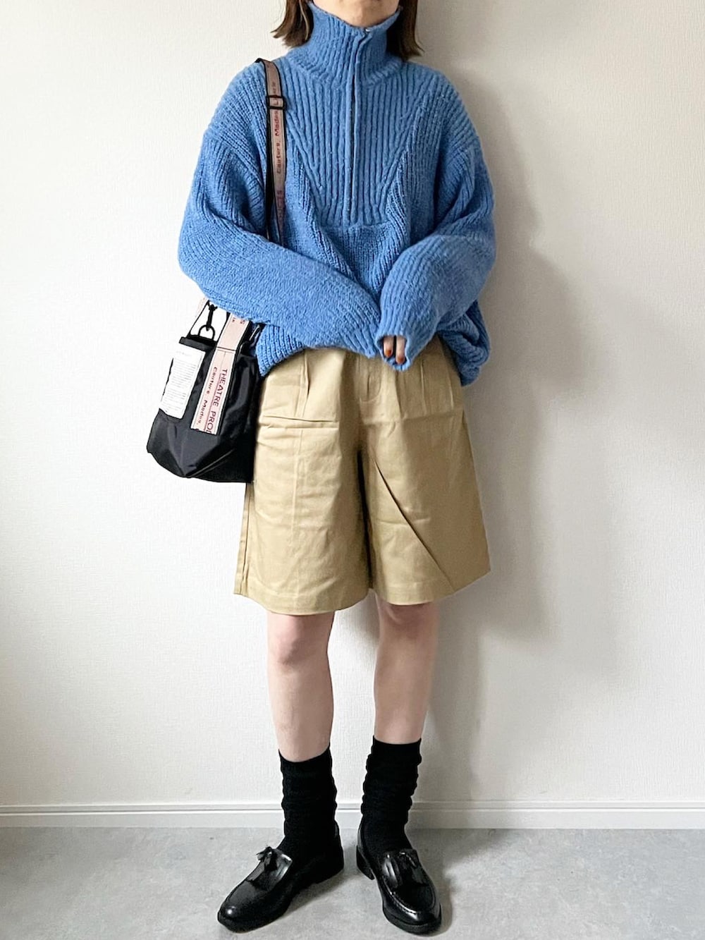 「春服デビュー宣言、ショートパンツ、チノパン、チノショートパンツ、ブルー、ブルーニット、シアタープロダクツ(THEATRE PRODUCTS)、ルーズソックス、GU、プチプラ、プチプラコーデ、春コーデ、大人カジュアル、カジュアルコーデ、カジュアル」｜「BROWN THEATRE PRODUCTSのハーフジップニット（ニット/セーター、ブルー系）」を使った、𝚔𝚘さん（レディース・160cm）の春コーディネートの2枚目の写真