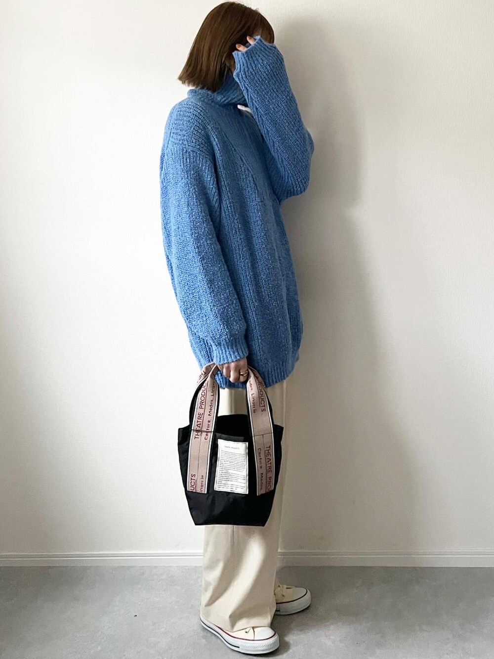 「大人カジュアル、シンプルコーデ、カジュアル、ハーフジップ、ブルー、ブルーコーデ、UNIQLO、コンバース、シアタープロダクツ(THEATRE PRODUCTS)、カジュアルコーデ、ブルーニット、ママコーデ、converse、ホワイトパンツ、白パンツ」｜「BROWN THEATRE PRODUCTSのハーフジップニット（ニット/セーター、ブルー系）」を使った、𝚔𝚘さん（レディース・160cm）の冬コーディネートの3枚目の写真