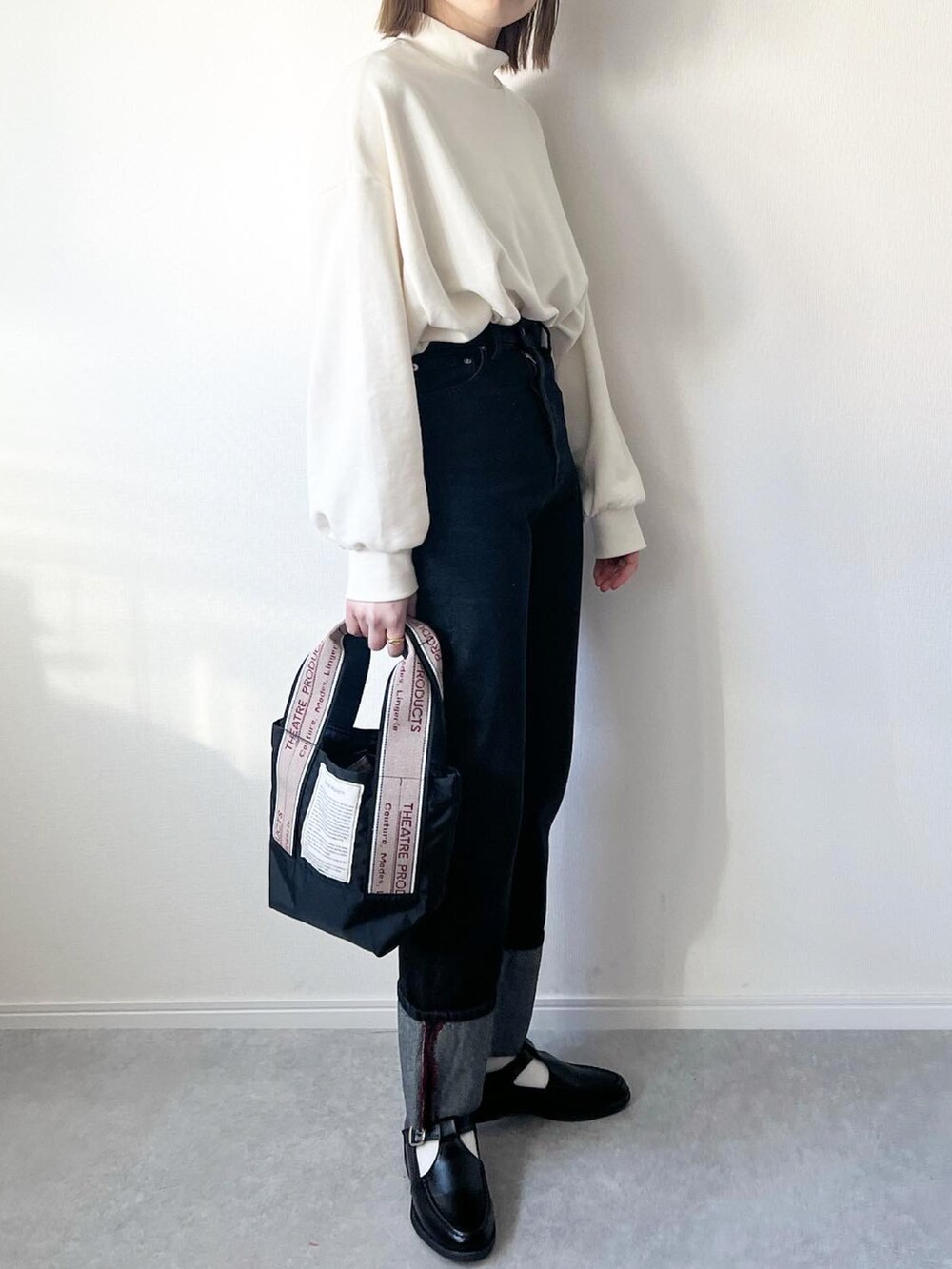 「春服デビュー宣言、ロールアップ、ロールアップデニム、ハイウエストデニム、スウェット、ローファー、春コーデ、大人カジュアル、カジュアルコーデ、シンプルコーデ、春服、ootd、ママコーデ、デニム、デニムパンツ」｜「BONLECILLのカラーステッチロールアップハイウエストデニムパンツ（デニムパンツ、ブラック系）」を使った、𝚔𝚘さん（レディース・160cm）の春コーディネートの2枚目の写真