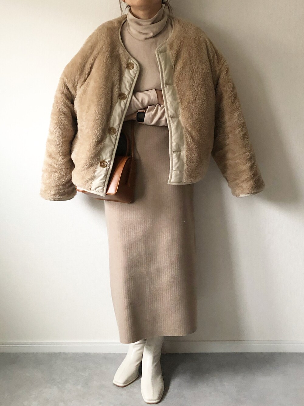 「クリスマスに着たい服、ワントーンコーデ、ベージュ、ベージュコーデ、タイトスカート、reca、ホワイトブーツ、ショートブーツ、UNIQLO、ユニクロフリース、大人カジュアル、スカート、ボアジャケット、キルティングジャケット、大人かわいい」｜「UNIQLOのアイテム（トップス、ベージュ系）」を使った、𝚔𝚘さん（レディース・160cm）の冬コーディネートの2枚目の写真