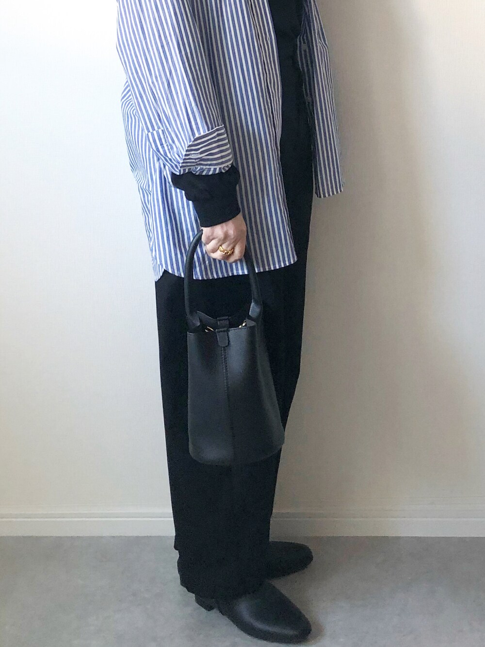 「はじめましてコーデ、ストライプ、ストライプシャツ、GU、ロンT、春コーデ、UNIQLO、プチプラ、プチプラコーデ、シンプル、シャツスタイル、ブラック、カジュアルコーデ、大人カジュアル、ママファッション」｜「UNIQLOのアイテム（シャツ/ブラウス、ブルー系）」を使った、𝚔𝚘さん（レディース・160cm）の春コーディネートの2枚目の写真