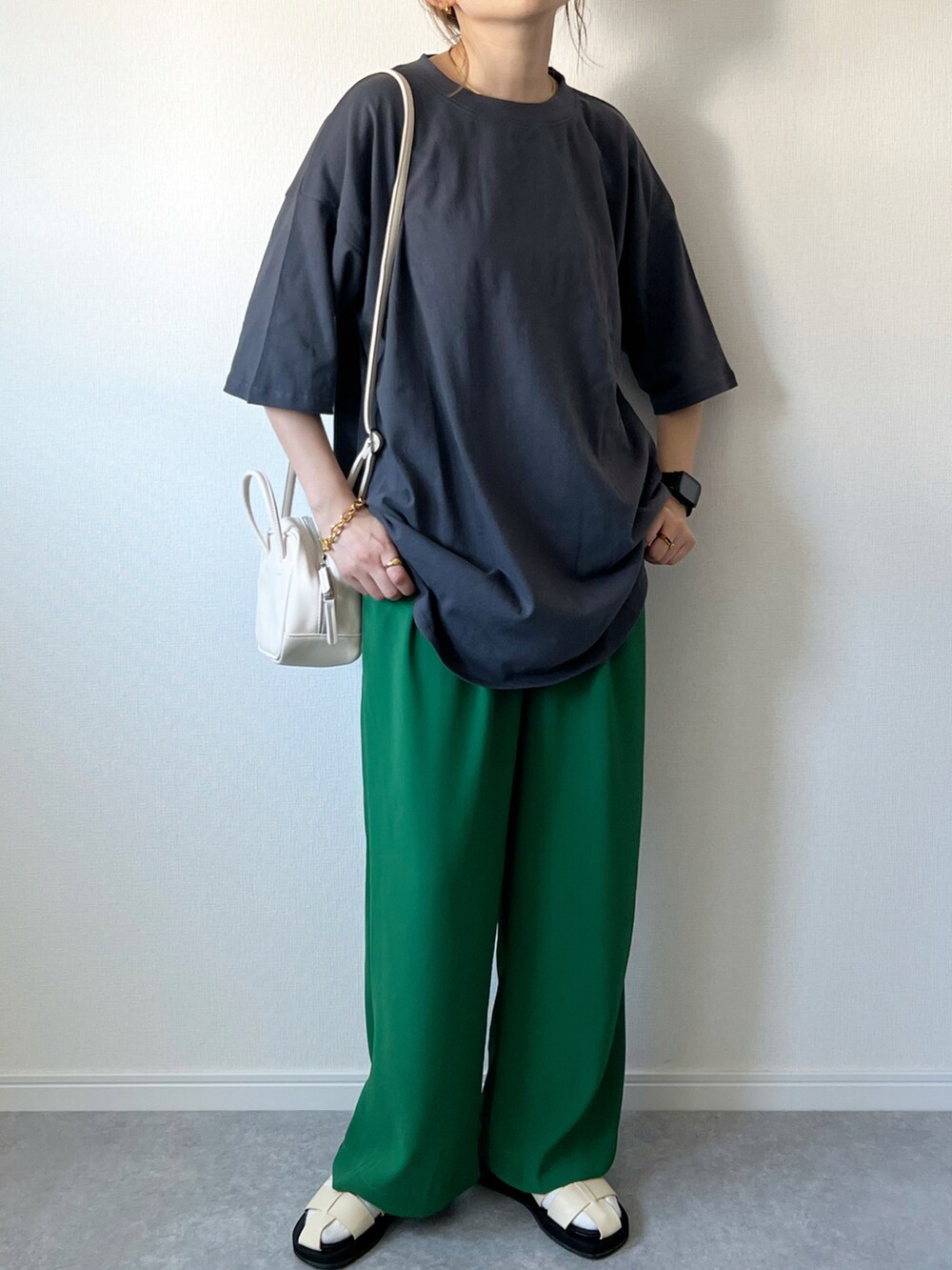 「デニムっていいよね、オトナカジュアル、reca、カラーパンツ、グルカサンダル、Tシャツ、ロゴT、チャコールグレー、ミニボストン、GU、夏コーデ、グリーン、シンプルコーデ、カジュアルコーデ、グリーンコーデ」｜「recaのバックロゴプリントロンTシャツ（Tシャツ/カットソー、グレー系）」を使った、𝚔𝚘さん（レディース・160cm）の夏コーディネートの2枚目の写真
