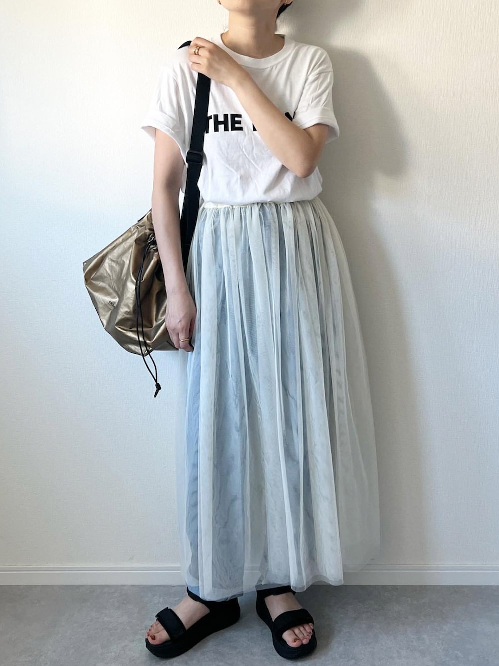 「みんなの白Tフェス、ロゴT、ロゴTシャツ、シアー、チュールスカート、スカート、スカートスタイル、スポーツサンダル、シンプル、スポサン、ショルダーバッグ、大人カジュアル、カジュアルコーデ、カジュアル、プチプラ」｜「ANGIEの【2023AW】2WAYチュールスカート（スカート、ホワイト系）」を使った、𝚔𝚘さん（レディース・160cm）の夏コーディネートの2枚目の写真