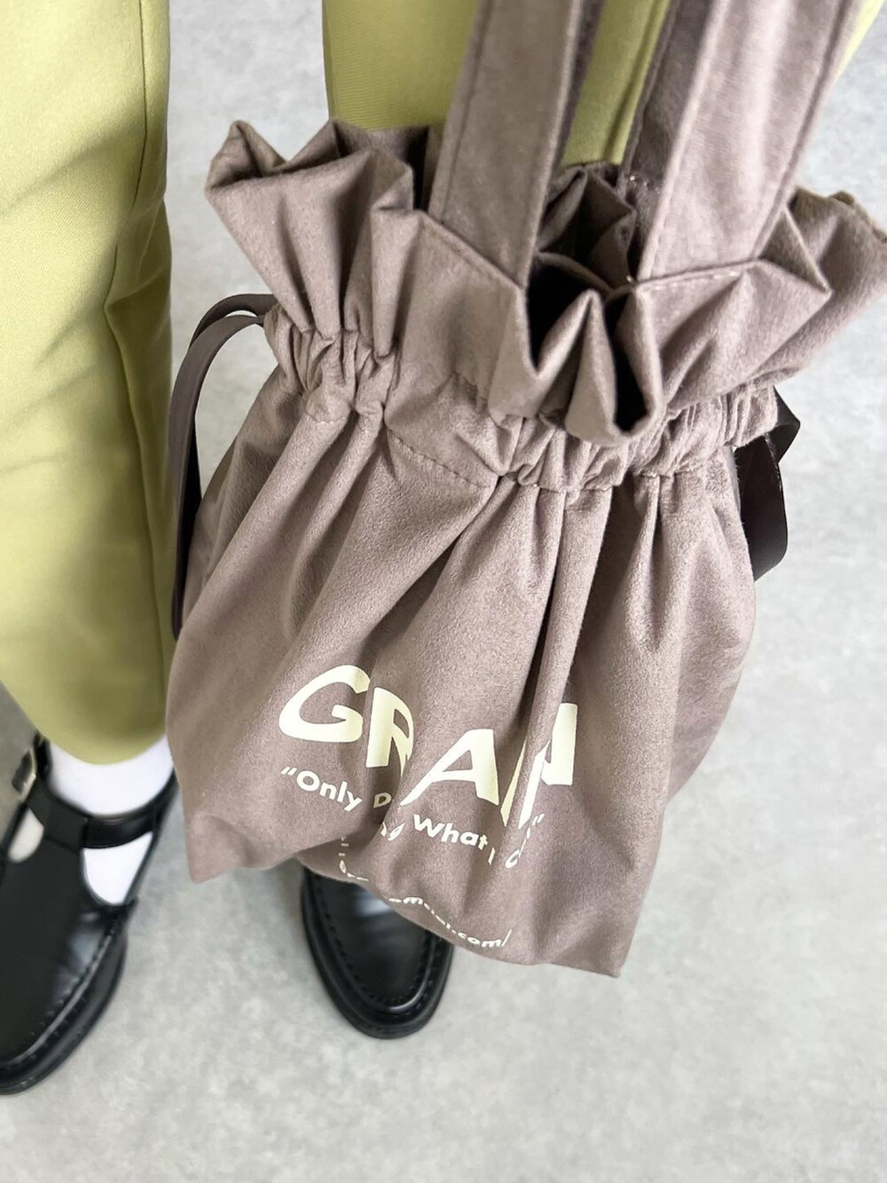 「キンチャクバッグ、巾着バッグ、巾着トート、バッグ、GU、黒Tシャツ、カラーパンツ、しまむら、デニムベスト、ベスト、テーパードパンツ、ローファー、オトナカジュアル、カジュアルコーデ、大人カジュアル」｜「GRAINのアイテム（バッグ、グレー系）」を使った、𝚔𝚘さん（レディース・160cm）の春コーディネートの3枚目の写真