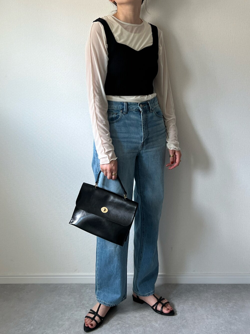 「シンプル、夏服、シアートップス、透けトップス、GU、デニム、ハイウエスト、プチプラ、デニムパンツ、秋服準備はじめました、サンダル、プチプラコーデ、大人カジュアル、カジュアルコーデ、オトナ女子」｜「GUのアイテム（タンクトップ、ブラック系）」を使った、𝚔𝚘さん（レディース・160cm）の夏コーディネートの2枚目の写真