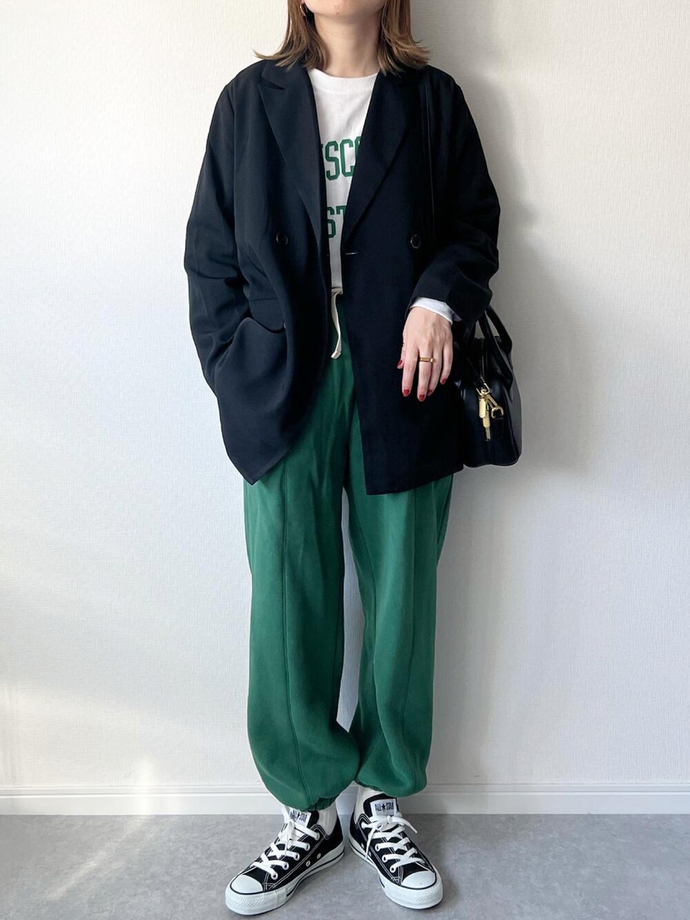 「秋ルック紹介するよ、ジャケット、秋服コーデ、スウェット、スウェットパンツ、ロゴT、コンバース、ミニボストン、大人カジュアル、カジュアルコーデ、シンプルスタイル、ママコーデ、プチプラ、プチプラコーデ、オトナカジュアル」｜「CLEARIMPRESSION の【セットアップ対応】ダブルブレストオーバージャケット（テーラードジャケット、ブラック系）」を使った、𝚔𝚘さん（レディース・160cm）の秋コーディネートの2枚目の写真