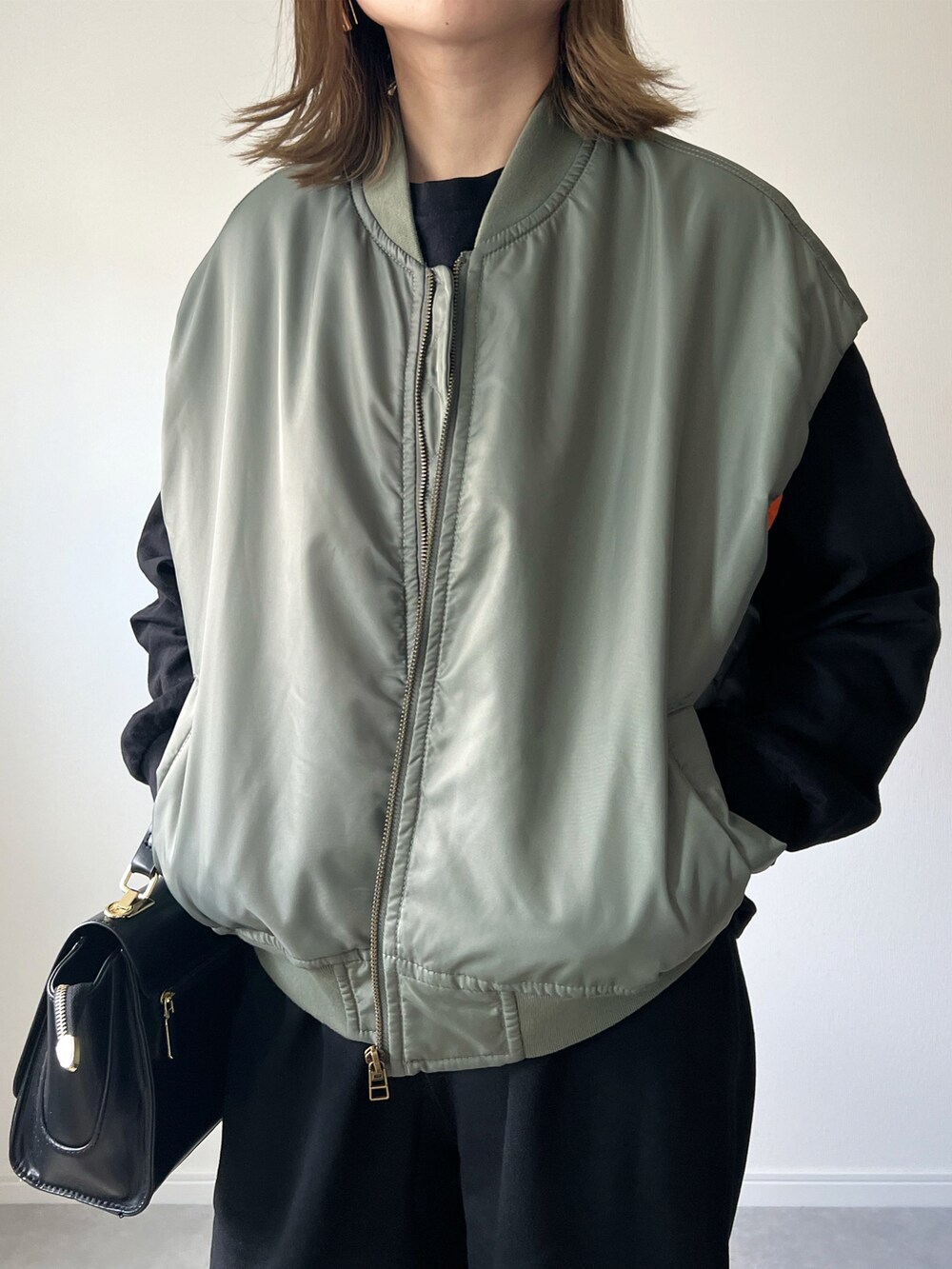 「秋服、MA-1、MA-1ベスト、ベスト、ベストコーデ、スウェット、スウェットパンツ、メンズライク、コンバース、秋冬コーデ、カジュアルコーデ、大人カジュアル、カジュアル、パンツスタイル、オトナカジュアル」｜「COLONY 2139のヘビーナイロンMA-1ベスト（MA-1、グリーン系）」を使った、𝚔𝚘さん（レディース・160cm）の秋コーディネートの4枚目の写真