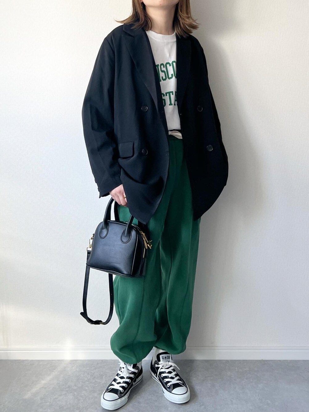「秋ルック紹介するよ、ジャケット、秋服コーデ、スウェット、スウェットパンツ、ロゴT、コンバース、ミニボストン、大人カジュアル、カジュアルコーデ、シンプルスタイル、ママコーデ、プチプラ、プチプラコーデ、オトナカジュアル」｜「CLEARIMPRESSION の【セットアップ対応】ダブルブレストオーバージャケット（テーラードジャケット、ブラック系）」を使った、𝚔𝚘さん（レディース・160cm）の秋コーディネートの3枚目の写真