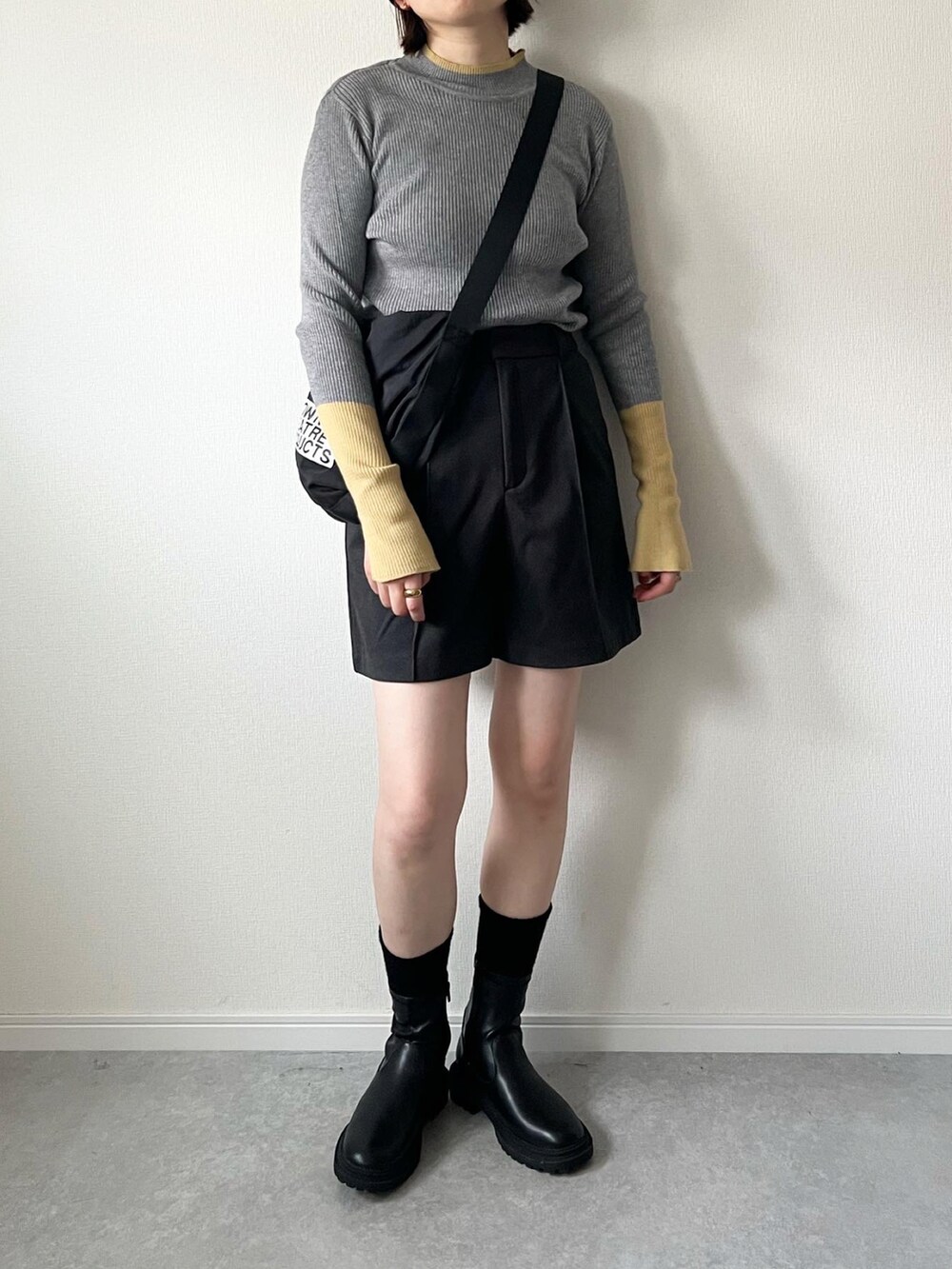 「秋服まるっと大公開、リブニット、ハーフパンツ、GU、GUコーデ、配色ニット、ショートパンツ、ニット、ニット帽、大人カジュアル、カジュアルコーデ、オトナカジュアル、カジュアル、プチプラ、ootd」｜「UNIQLOのアイテム（ニットキャップ/ビーニー、ブラック系）」を使った、𝚔𝚘さん（レディース・160cm）の秋コーディネートの2枚目の写真