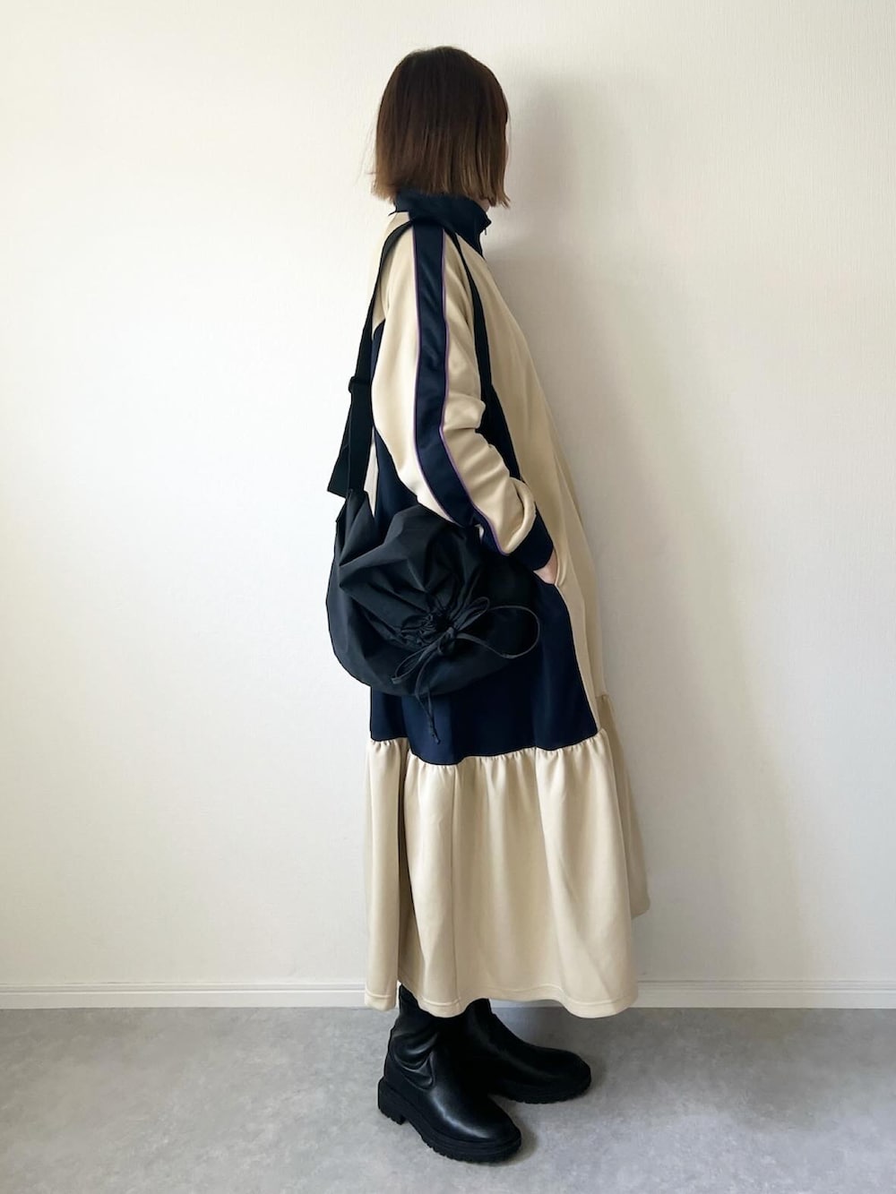 「冬ファッション、ジャージワンピース、forksy.、ワンピース、カジュアルコーデ、大人カジュアル、シンプルコーデ、プチプラコーデ、ショートブーツ、ショルダーバッグ、プチプラ、スポーティ、秋冬コーデ、GU、ブーツ」｜「forksy.のアイテム（ワンピース/ドレス、ベージュ系）」を使った、𝚔𝚘さん（レディース・160cm）の冬コーディネートの2枚目の写真