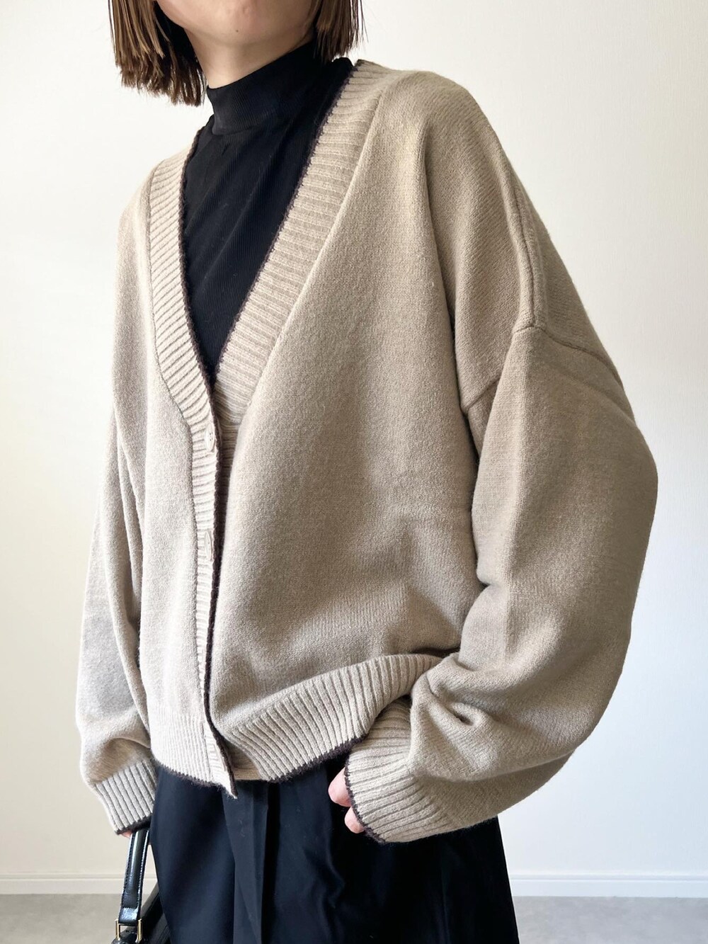 「秋服まるっと大公開、classicalelf、カーディガン、ハーフパンツ、ハイネック、GU、GUコーデ、ショートブーツ、オトナカジュアル、秋、大人カジュアル、カジュアル、秋コーデ、プチプラ、プチプラコーデ」｜「classicalelfの柔らかもち肌。パイピング配色オーバーニットカーディガン（カーディガン/ボレロ、ベージュ系）」を使った、𝚔𝚘さん（レディース・160cm）の秋コーディネートの4枚目の写真