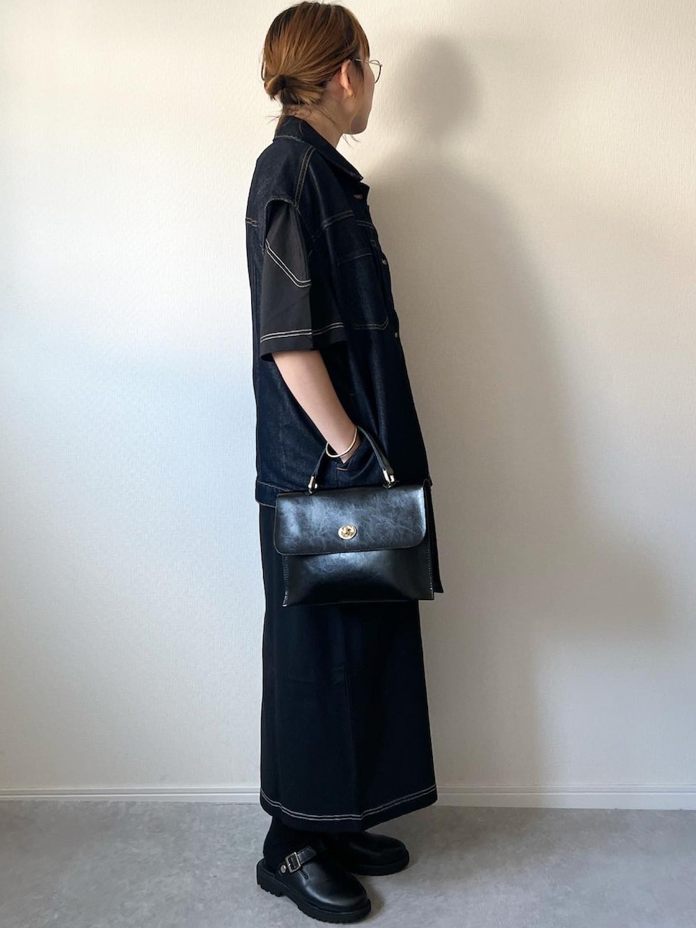 「お出かけコーデ日記、ワンピース、ワンピースコーデ、配色、モノトーン、モノトーンコーデ、ブラック、ブラックコーデ、サボサンダル、デニムベスト、カジュアルコーデ、カジュアル、オトナ女子、大人カジュアル、シンプルコーデ」｜「andmeの配色ステッチオーバーサイズ半袖Tシャツワンピース（ワンピース、ブラック系）」を使った、𝚔𝚘さん（レディース・160cm）の春コーディネートの3枚目の写真
