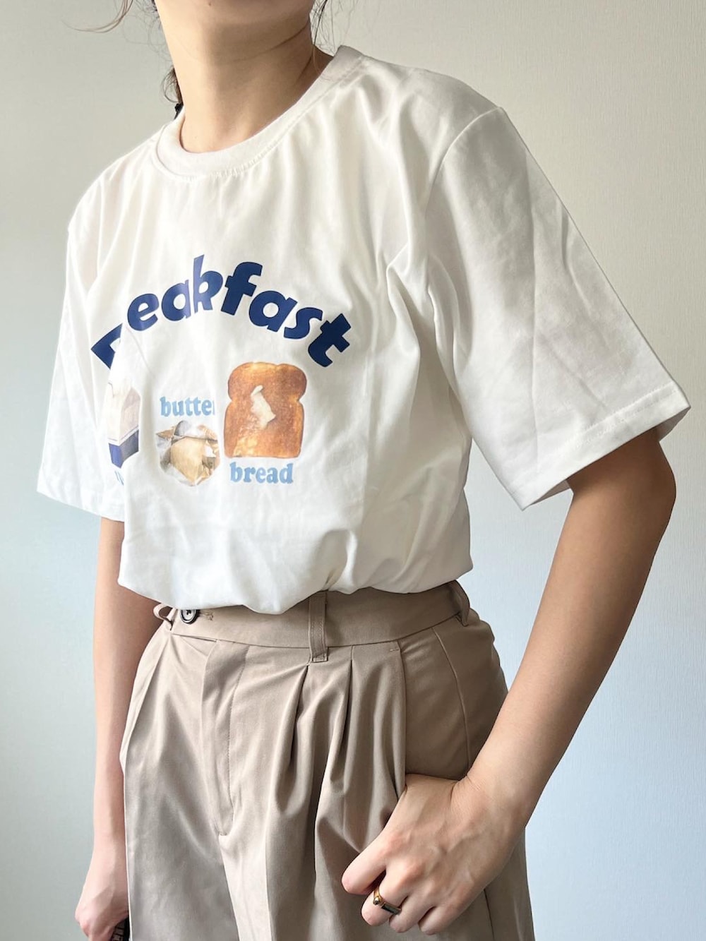 「シンプル、夏服、オトナカジュアル、カジュアルコーデ、ハーフパンツ、Tシャツ、大人カジュアル、カジュアル、夏コーデ、楽ちんコーデ、プチプラ、プチプラコーデ、スポーツサンダル、スポサン、サンダルに靴下」｜「KACCH.のアイテム（Tシャツ/カットソー、ホワイト系）」を使った、𝚔𝚘さん（レディース・160cm）の夏コーディネートの3枚目の写真