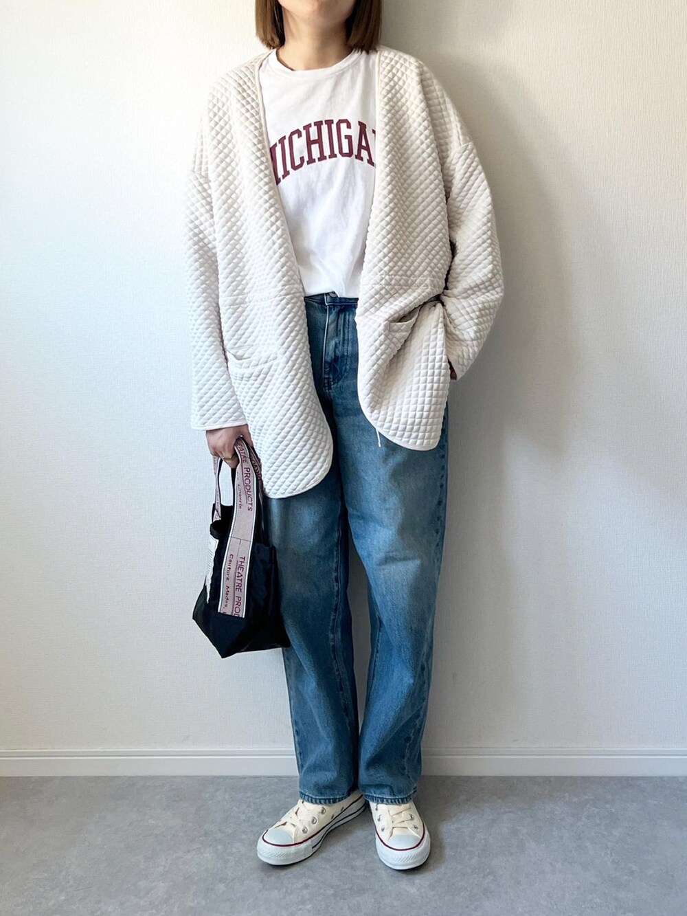 「キルティング、キルティングジャケット、ライトアウター、アンスミー、ロゴT、UNIQLO、UNIQLOデニム、秋服コーデ、シンプルコーデ、おでかけコーデ、ootd、大人カジュアル、カジュアルコーデ、プチプラ、秋コーデ」｜「ANGIEのGILDANカレッジロゴオーバーサイズTシャツ（半袖）（Tシャツ/カットソー、ホワイト系）」を使った、𝚔𝚘さん（レディース・160cm）の秋コーディネートの2枚目の写真