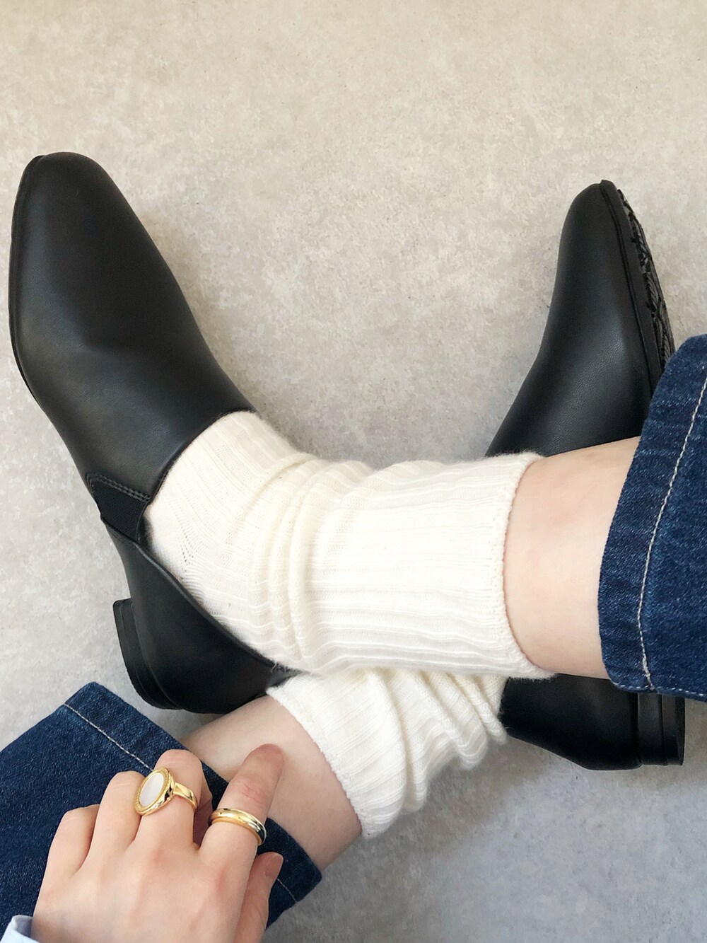 「AcureZ、ビッグカラー、トレンチコート、春コーデ、ニットベスト、春アウター、春服、パンプス、シンプルコーデ、ブラウス、プチプラコーデ、春カラー、着回しコーデ、大人カジュアル、ママコーデ」｜「KACCH.のアイテム（ベスト、ブラック系）」を使った、𝚔𝚘さん（レディース・160cm）の春コーディネートの3枚目の写真