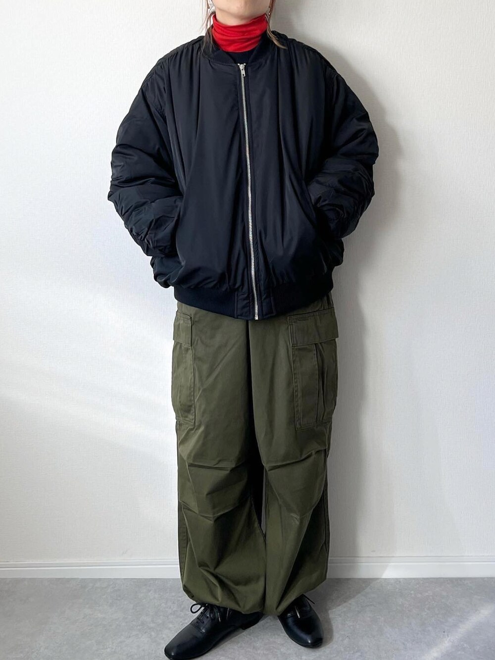 「カーゴパンツ、GU、ユニクロ、UNIQLO、ヒートテック、レースアップシューズ、ミリタリー、MA-1、ブルゾン、スウェット、カジュアル、シンプル、メンズライク、オーバーサイズ、冬のコーデ」｜「COLONY 2139の綾織りビッグ MA-1ブルゾン（ブルゾン、ブラック系）」を使った、𝚔𝚘さん（レディース・160cm）の秋コーディネートの2枚目の写真