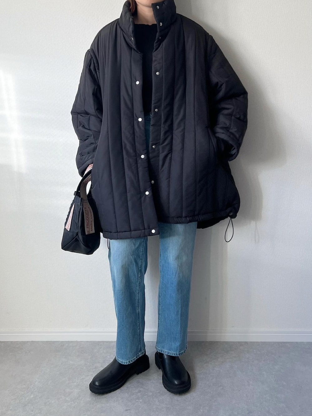 「ファッションを楽しもう、縦キルト、中綿ジャケット、中綿コート、VENCE EXCHANGE、UNIQLO、ニット帽、GU、ショートブーツ、オトナカジュアル、カジュアルコーデ、プチプラ、冬コーデ、アウターコーデ、指穴」｜「VENCEEXCHANGEの袖取り外し縦キルト中綿コート（ブルゾン、ブラック系）」を使った、𝚔𝚘さん（レディース・160cm）の秋コーディネートの4枚目の写真