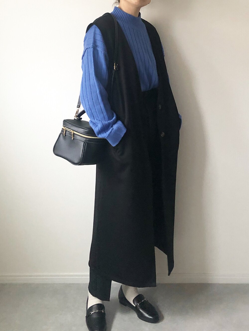 「ジレ、ロングジレ、ローファー、デニム、シンプル、GU、しまむら、プチプラ、プチプラコーデ、シンプルコーデ、カジュアルコーデ、春コーデ、オトナ女子、ママコーデ、ブルー」｜「しまむらのアイテム（バッグ、ブラック系）」を使った、𝚔𝚘さん（レディース・160cm）の冬コーディネートの3枚目の写真