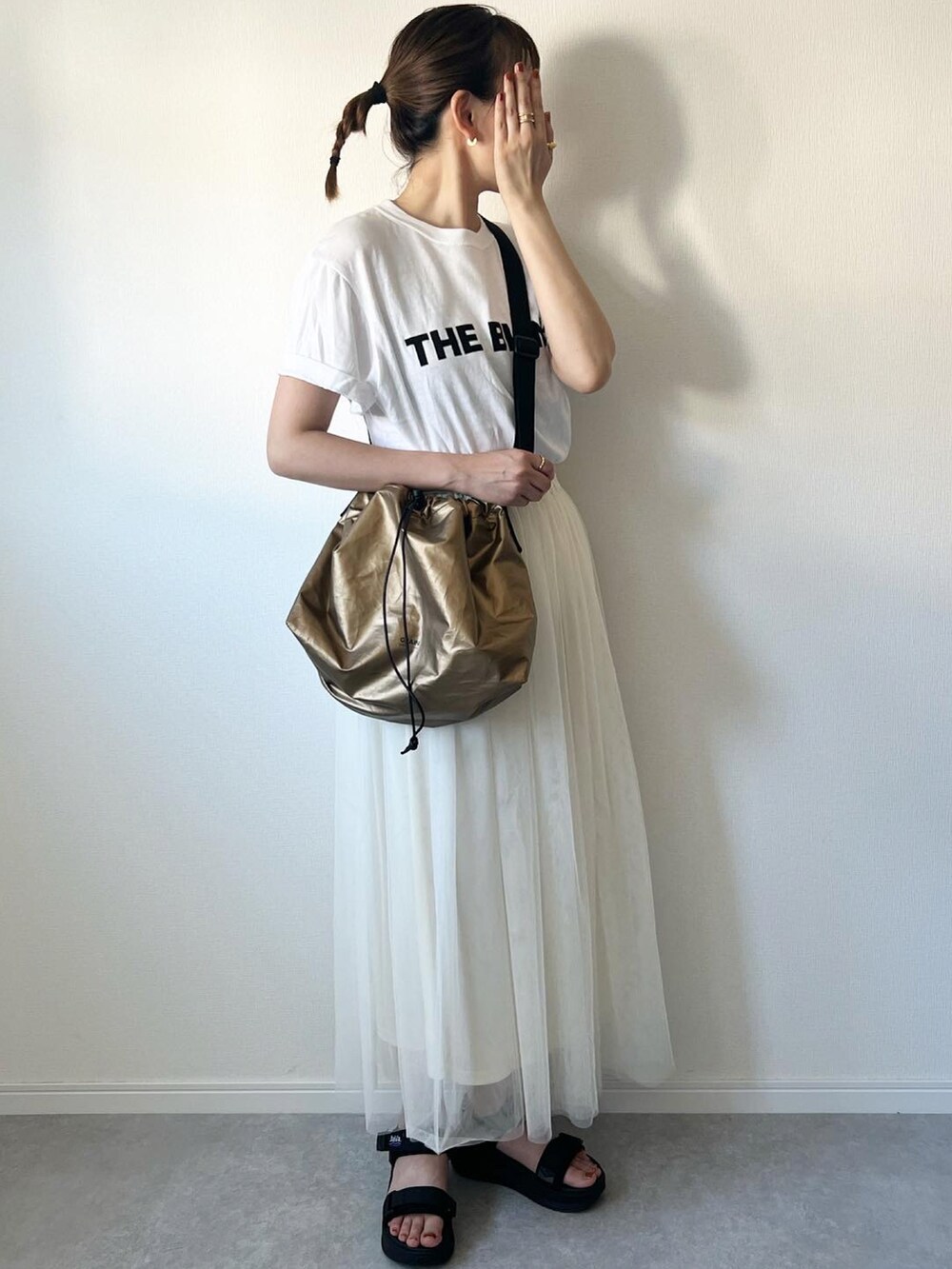 「みんなの白Tフェス、ロゴT、ロゴTシャツ、シアー、チュールスカート、スカート、スカートスタイル、スポーツサンダル、シンプル、スポサン、ショルダーバッグ、大人カジュアル、カジュアルコーデ、カジュアル、プチプラ」｜「ANGIEの【2023AW】2WAYチュールスカート（スカート、ホワイト系）」を使った、𝚔𝚘さん（レディース・160cm）の夏コーディネートの3枚目の写真