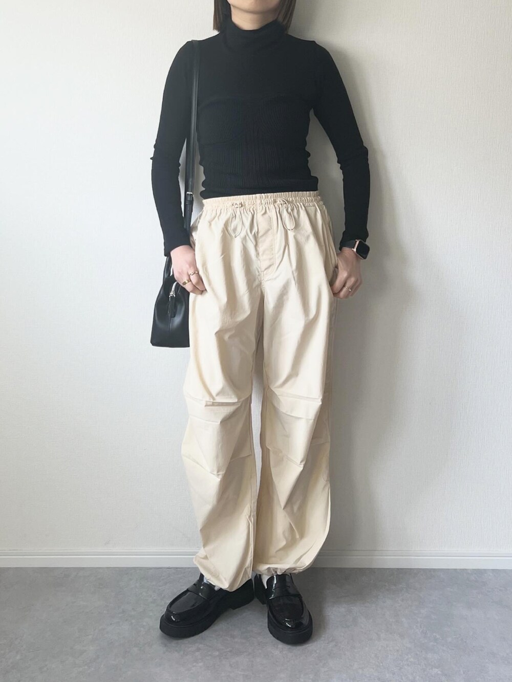 「春カラー、パンツスタイル、オトナカジュアル、パラシュートパンツ、UNIQLO、ユニクロ、ユニクロコーデ、プチプラ、シンプルコーデ、モノトーン、春コーデ、大人カジュアル、カジュアルコーデ、ローファー、カジュアル」｜「UNIQLOのアイテム（Tシャツ/カットソー、ブラック系）」を使った、𝚔𝚘さん（レディース・160cm）の冬コーディネートの2枚目の写真