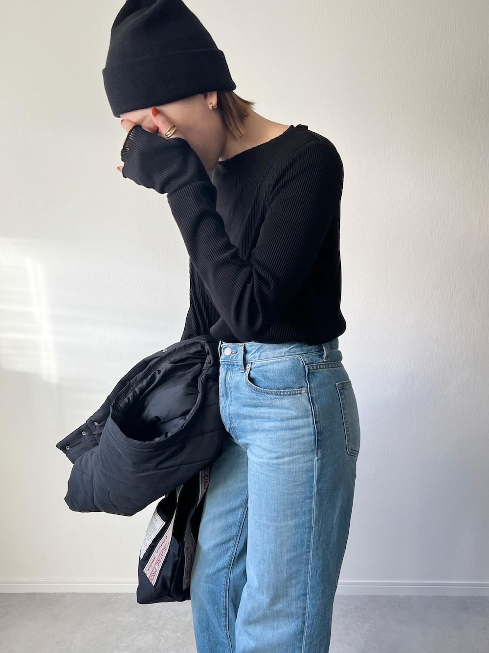 「ファッションを楽しもう、縦キルト、中綿ジャケット、中綿コート、VENCE EXCHANGE、UNIQLO、ニット帽、GU、ショートブーツ、オトナカジュアル、カジュアルコーデ、プチプラ、冬コーデ、アウターコーデ、指穴」｜「VENCEEXCHANGEの袖取り外し縦キルト中綿コート（ブルゾン、ブラック系）」を使った、𝚔𝚘さん（レディース・160cm）の秋コーディネートの5枚目の写真