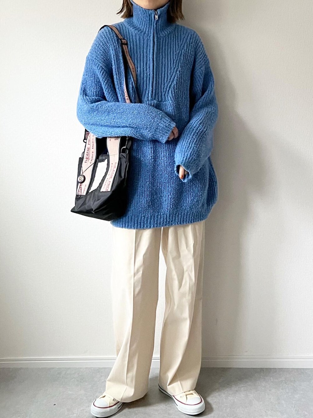 「大人カジュアル、シンプルコーデ、カジュアル、ハーフジップ、ブルー、ブルーコーデ、UNIQLO、コンバース、シアタープロダクツ(THEATRE PRODUCTS)、カジュアルコーデ、ブルーニット、ママコーデ、converse、ホワイトパンツ、白パンツ」｜「BROWN THEATRE PRODUCTSのハーフジップニット（ニット/セーター、ブルー系）」を使った、𝚔𝚘さん（レディース・160cm）の冬コーディネートの2枚目の写真