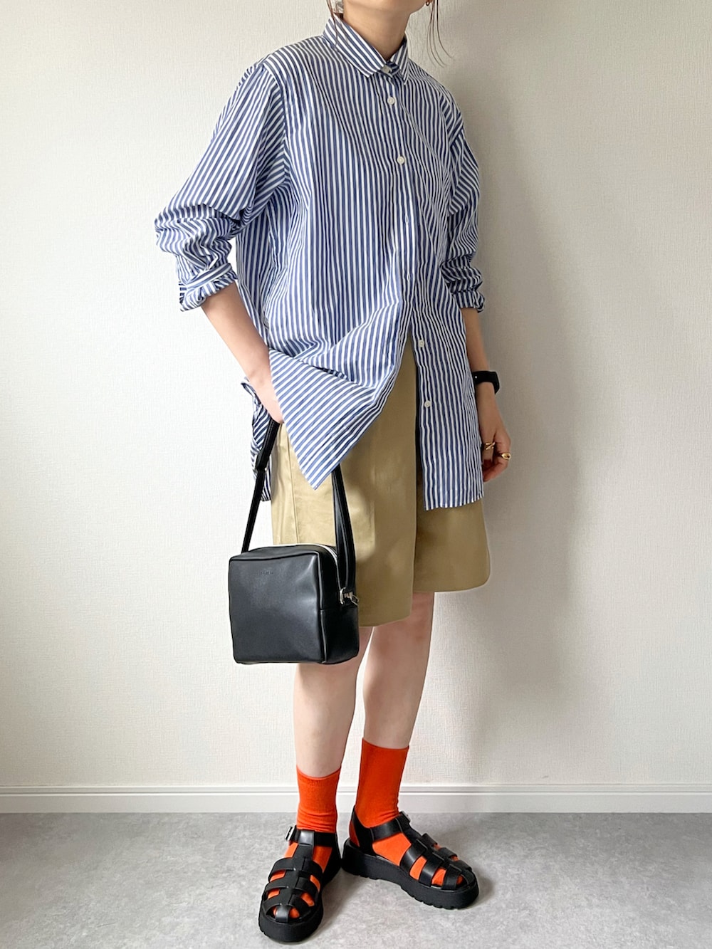 「forksy、チノパン、チノショートパンツ、ショートパンツ、カジュアル、ストライプ、ストライプシャツ、カラーソックス、サンダルに靴下、カラーコーデ、オトナカジュアル、グルカサンダル、プチプラ、シャツ、シャツスタイル」｜「forksy.の【forksy.】チノ2タックセンタープレスショートパンツ（チノパンツ、ベージュ系）」を使った、𝚔𝚘さん（レディース・160cm）の春コーディネートの4枚目の写真