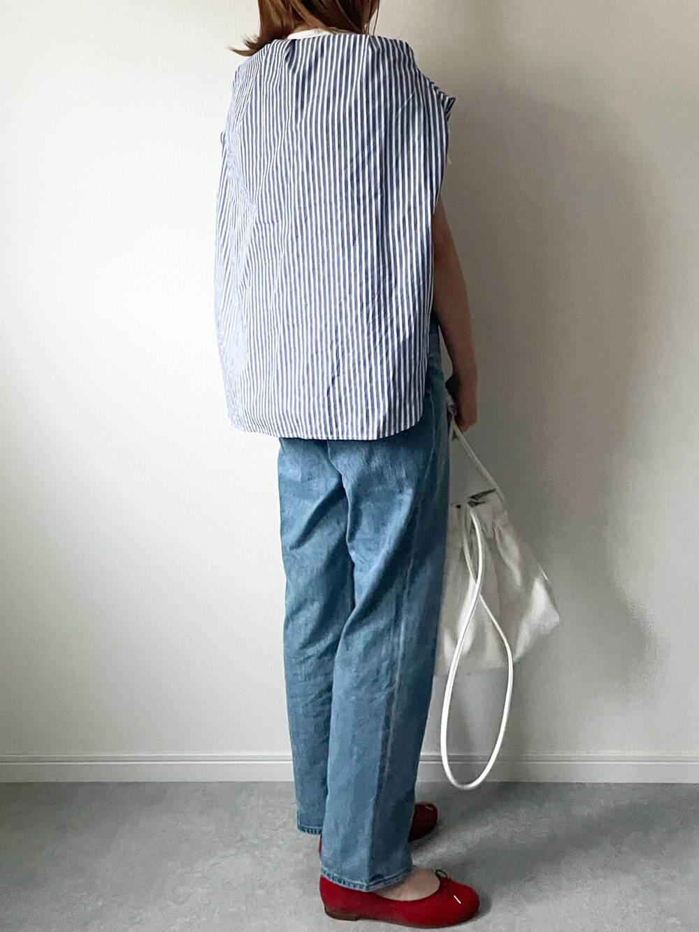 「パンプス、パンツスタイル、フラットシューズ、赤パンプス、GU、デニムコーデ、UNIQLO、ストライプシャツ、デニム、プチプラ、プチプラコーデ、カジュアルコーデ、大人カジュアル、白Tシャツ、Tシャツ」｜「UNIQLOのアイテム（Tシャツ/カットソー、ホワイト系）」を使った、𝚔𝚘さん（レディース・160cm）の夏コーディネートの2枚目の写真